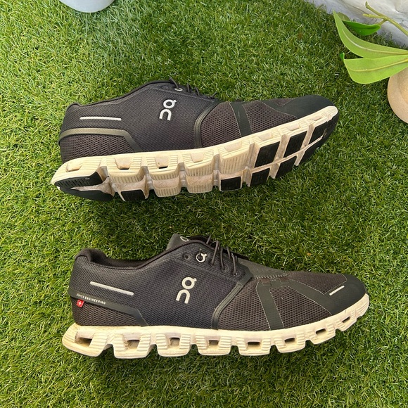 On Cloud 5 Sneakers in Black /white men size  12 gently used - Picture 11 of 16